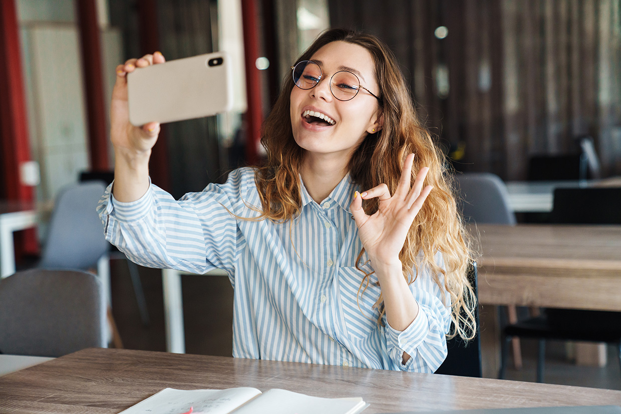 Dziewczyna pokazuje OK