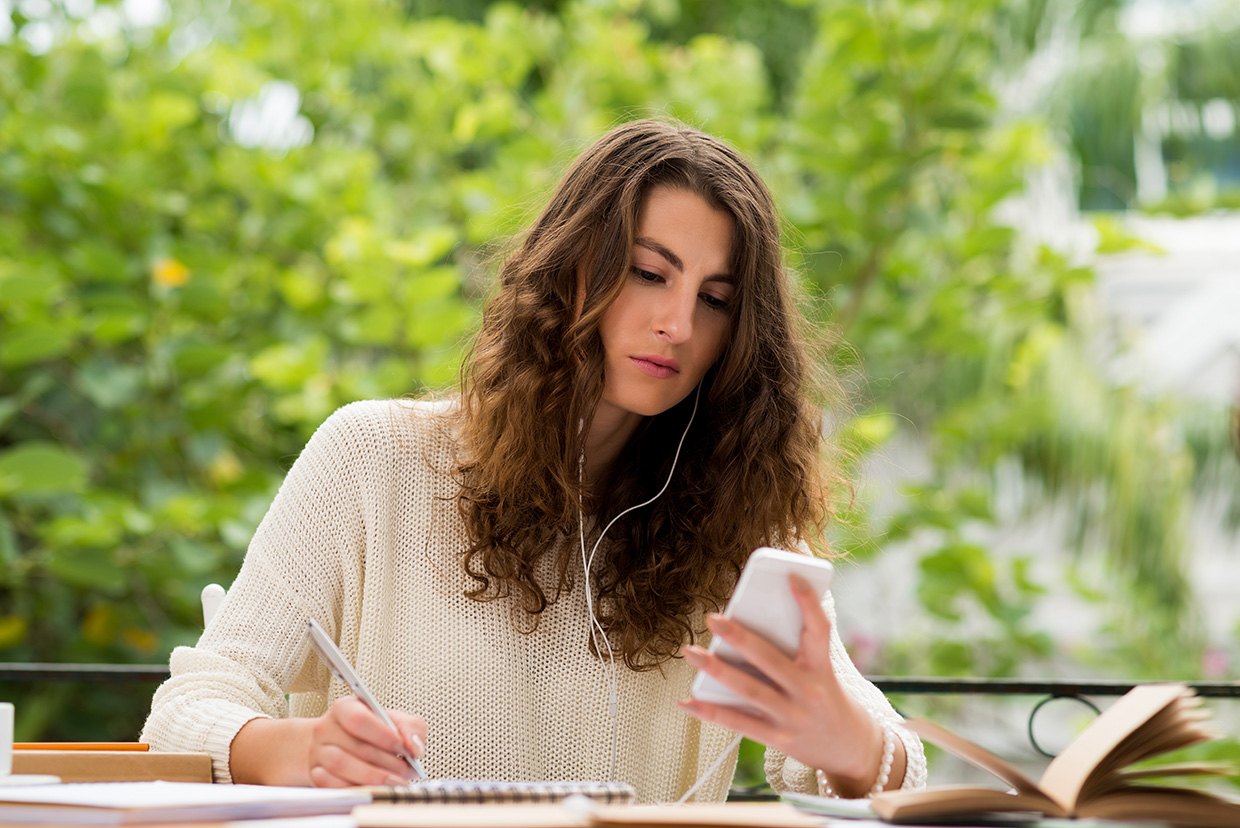 Kobieta czyta wiadomość na telefonie