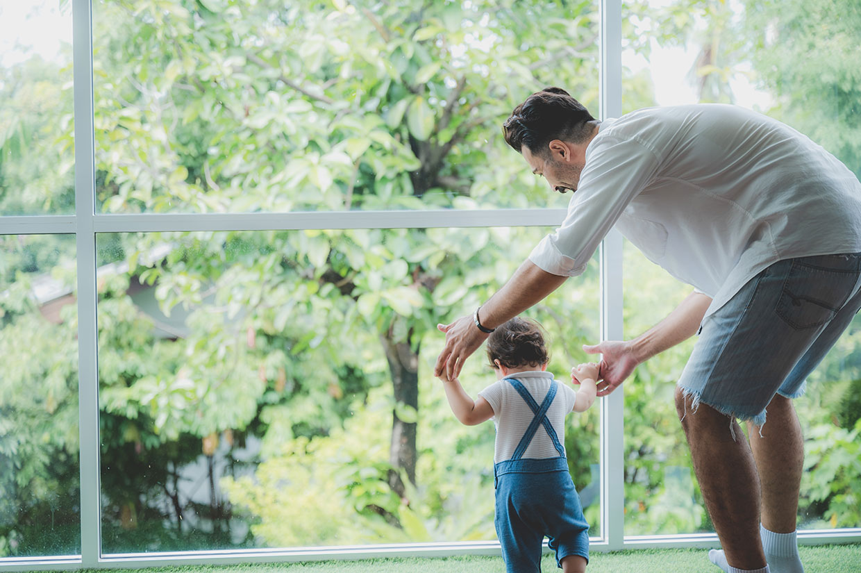 Ojciec z dzieckiem, ilustracja do slangowego określenia ojca jakim jest słowo stary