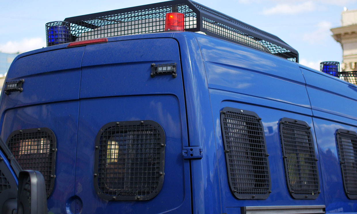 Policyjny bus, ilustracja do artykułu o slangowym użyciu słowa suka.