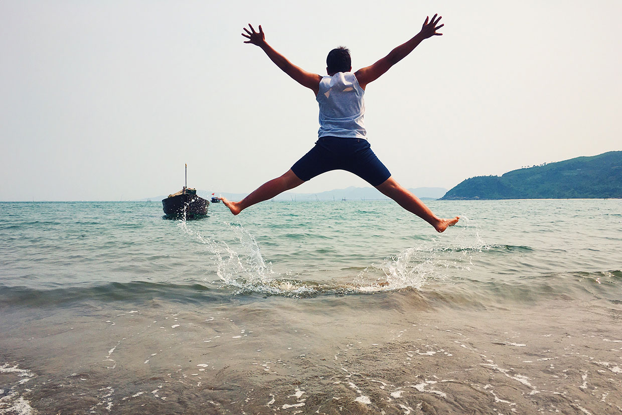 Skaczący na plaży mężczyzna, artykuł do artykułu o YOLO