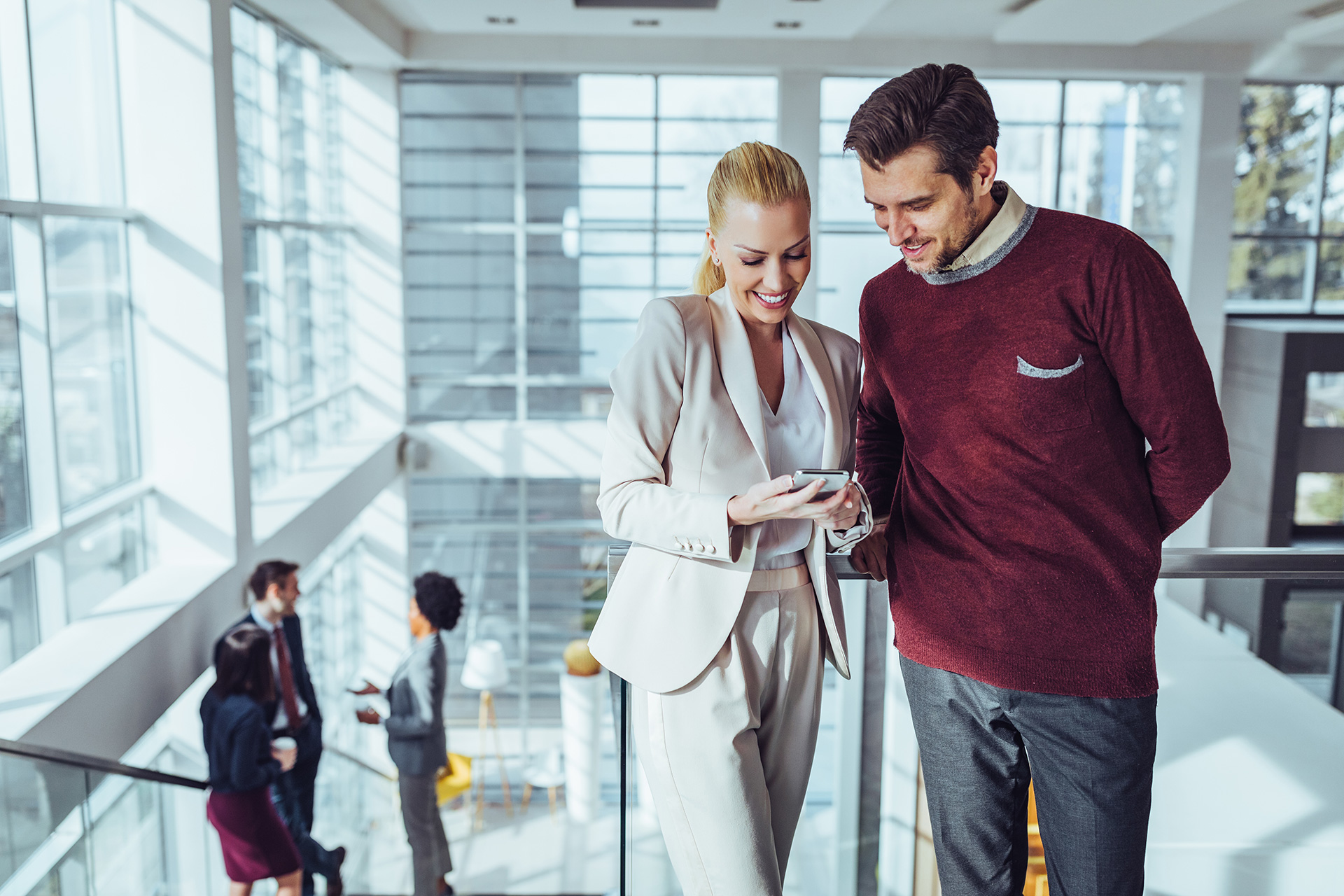 Kobieta pokazuje coś mężczyźnie na telefonie, ilustracja do artykułu o AFAIK