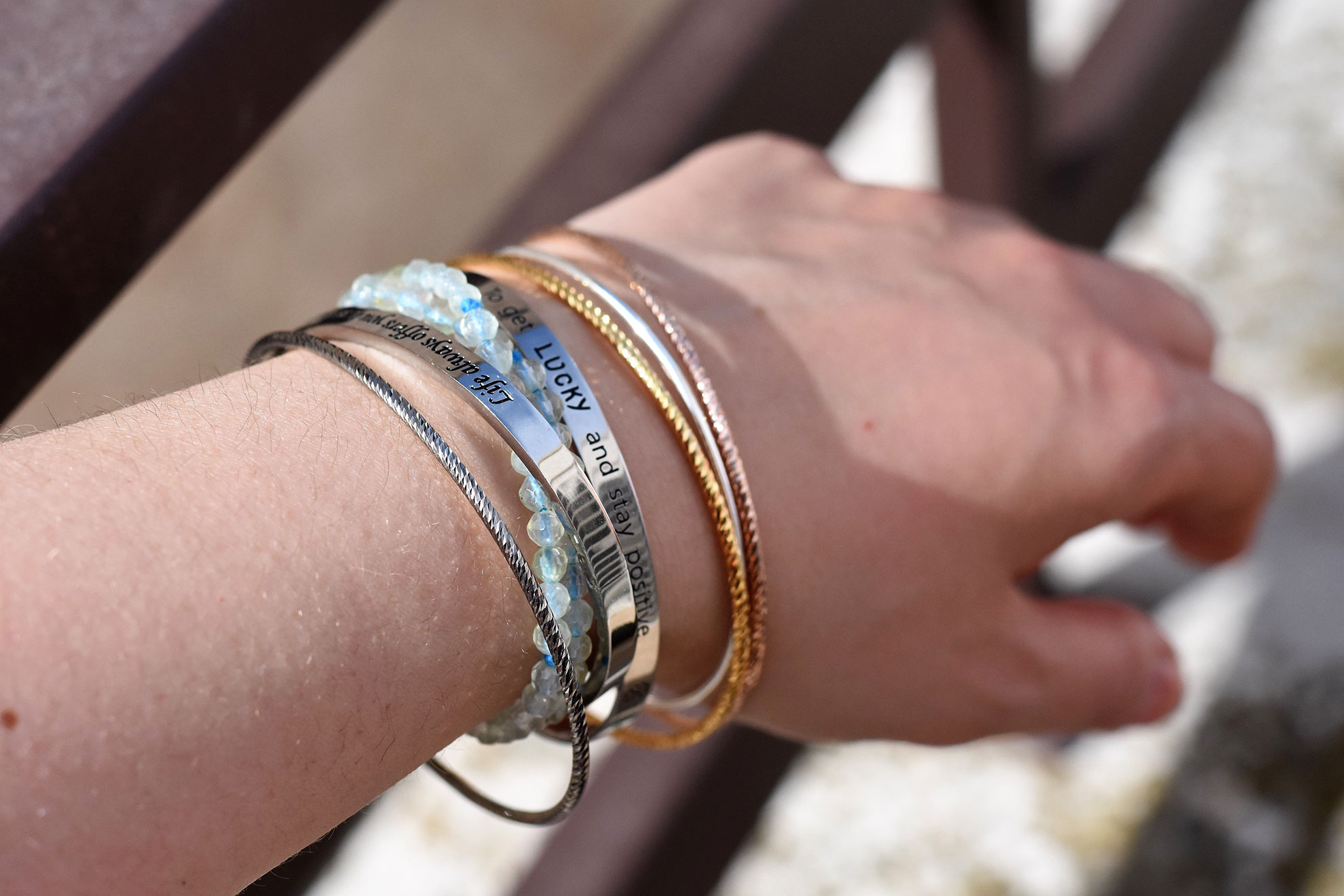 Łańcuszki na ręce, ilustracja do artykułu