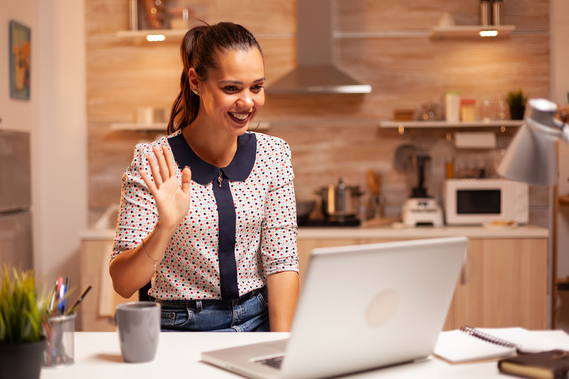 Kobieta najprawdopodobniej mówiąca dzień dobry, ilustracja do artykułu