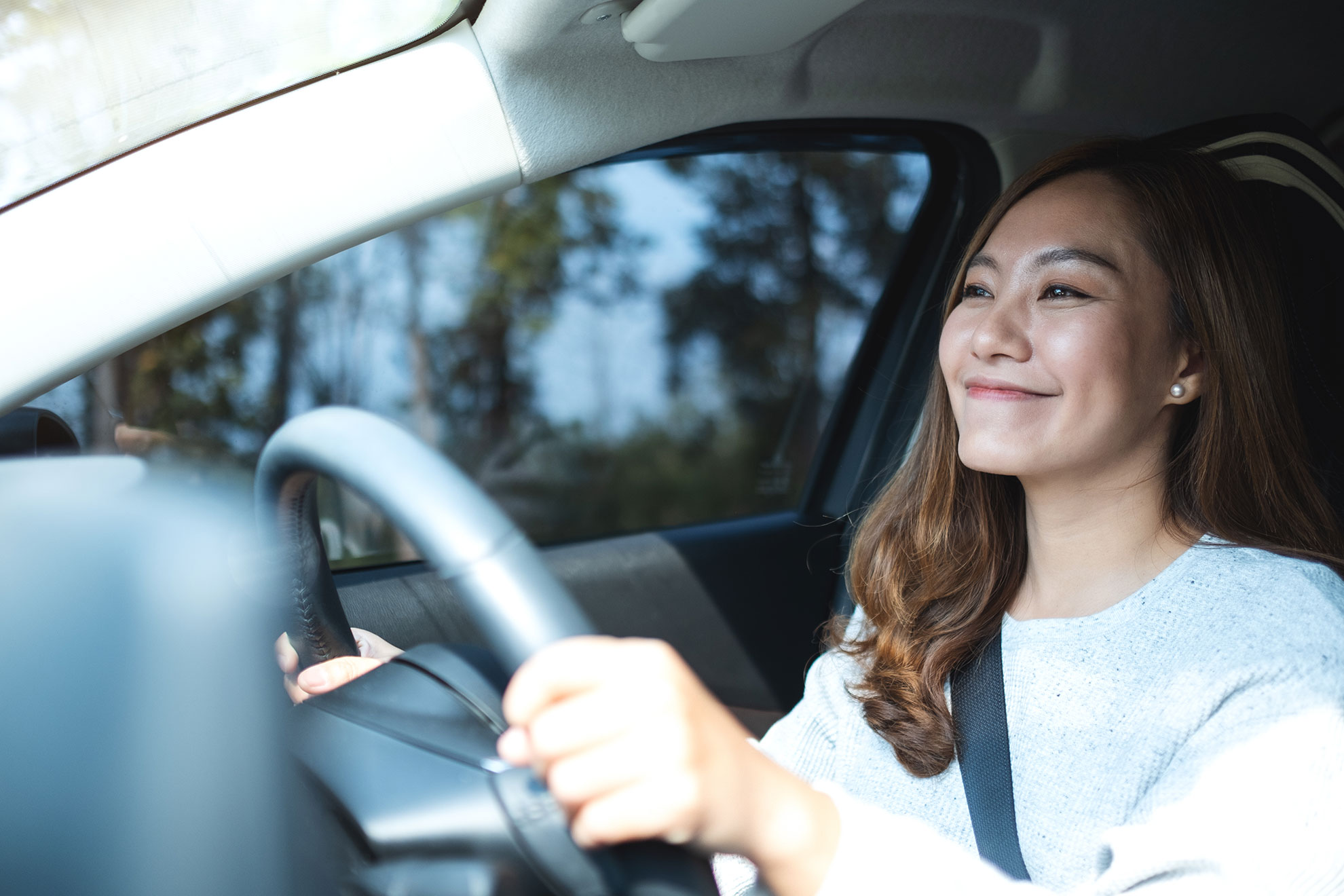 Azjatka prowadząca auto, ilustracja do artykułu
