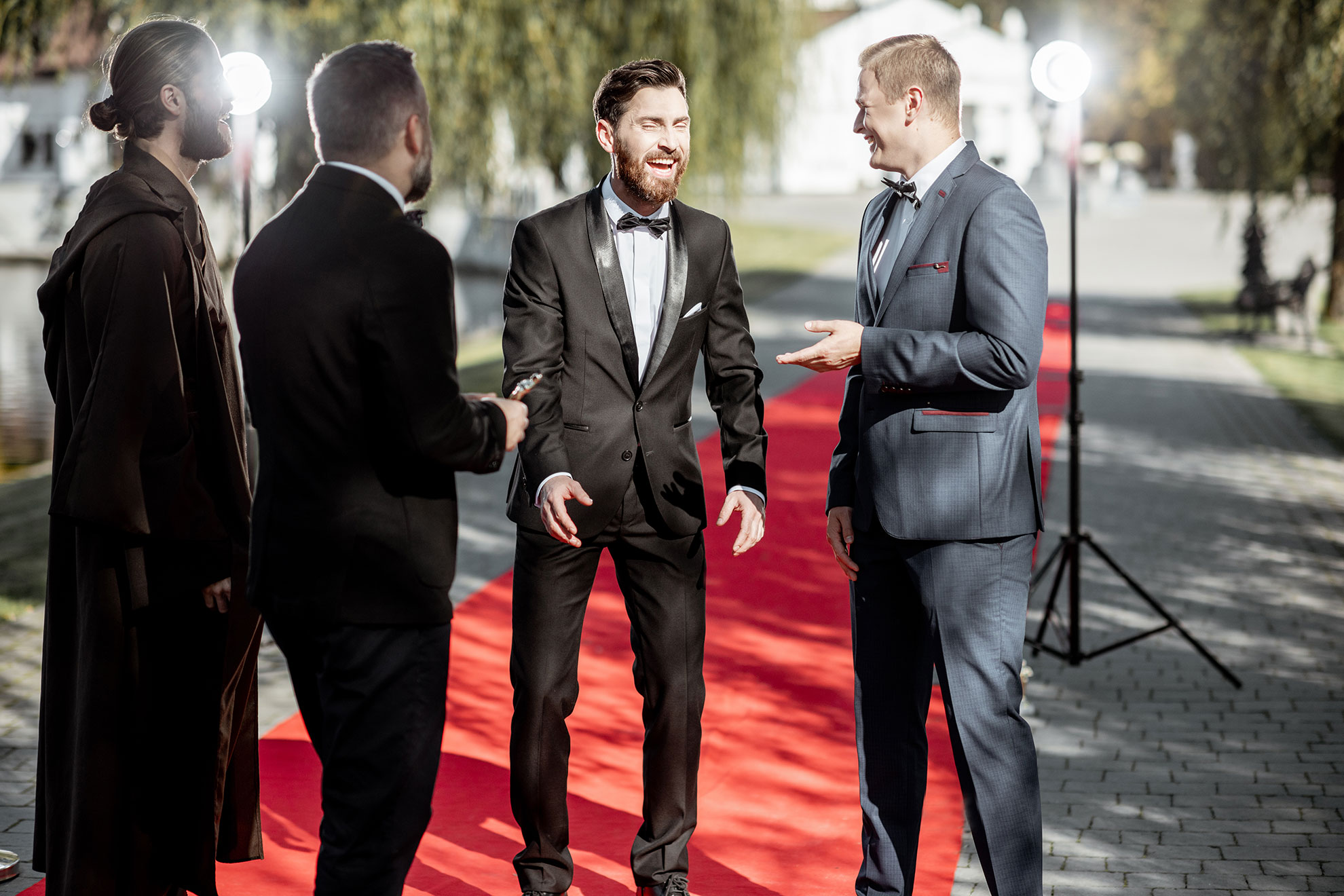 Aktorzy na czerwonym dywanie, ilustracja do artykułu wyjaśniającego pojęcie atencja