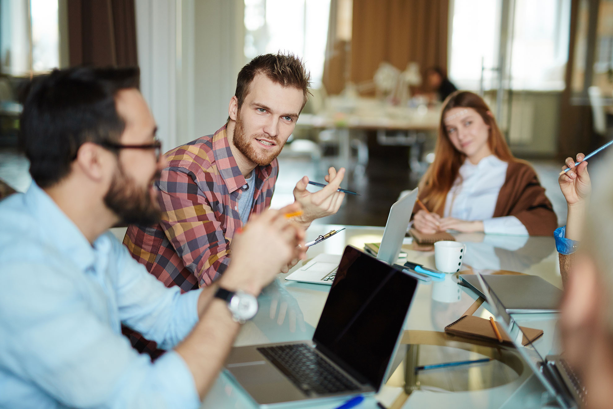 Ludzie rozmawiający w pracy, ilustracja do artykułu o akronimie IMHO