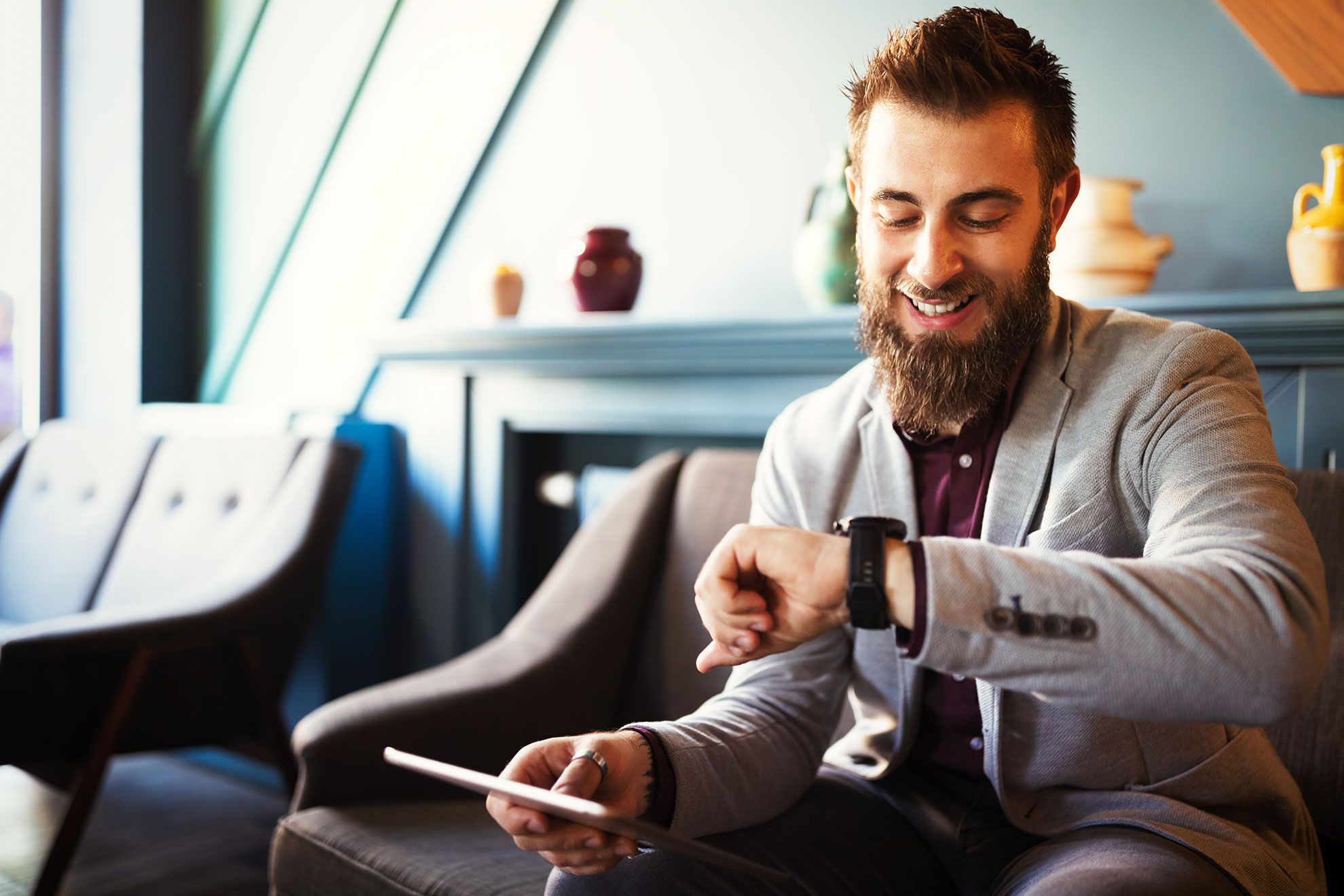 Mężczyzna sprawdzający godzinę na zegarku, ilustracja do artykułu wyjaśniającego znaczenie angielskiego akronimu TTYL