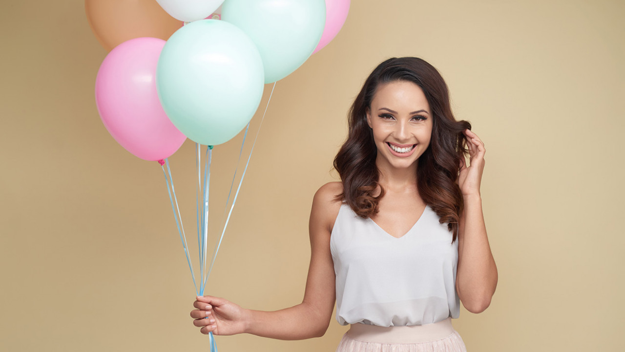 Kobieta z balonami świętująca imieniny