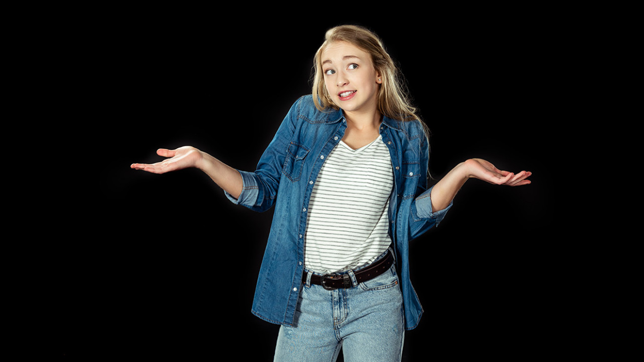 Wzruszanie ramionami na znak niewiedzy