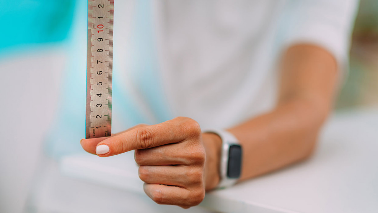 Kobieta trzymające miarkę ilustracja do artykułu