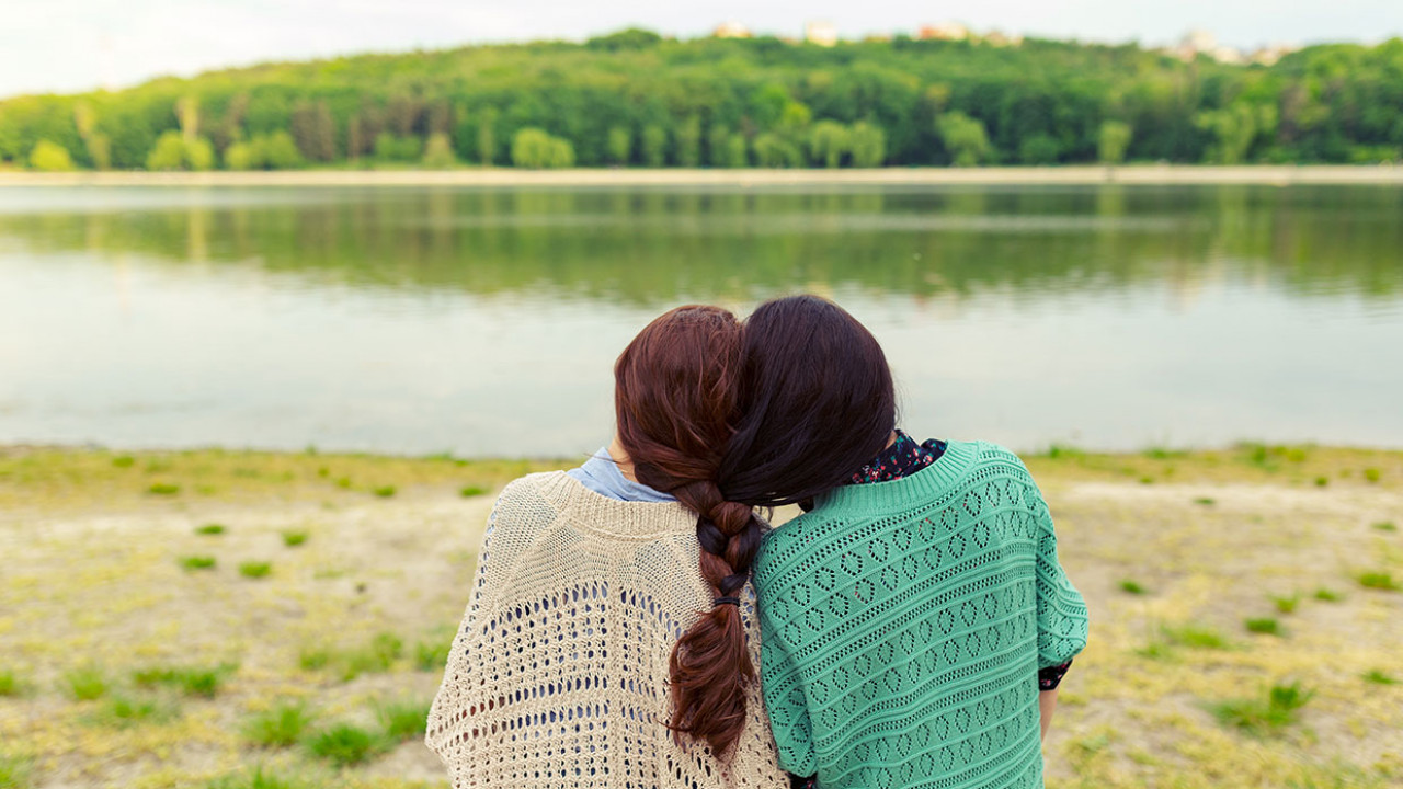 Ilustracja do artykułu o skrótowcu BFF, czyli best friends forever