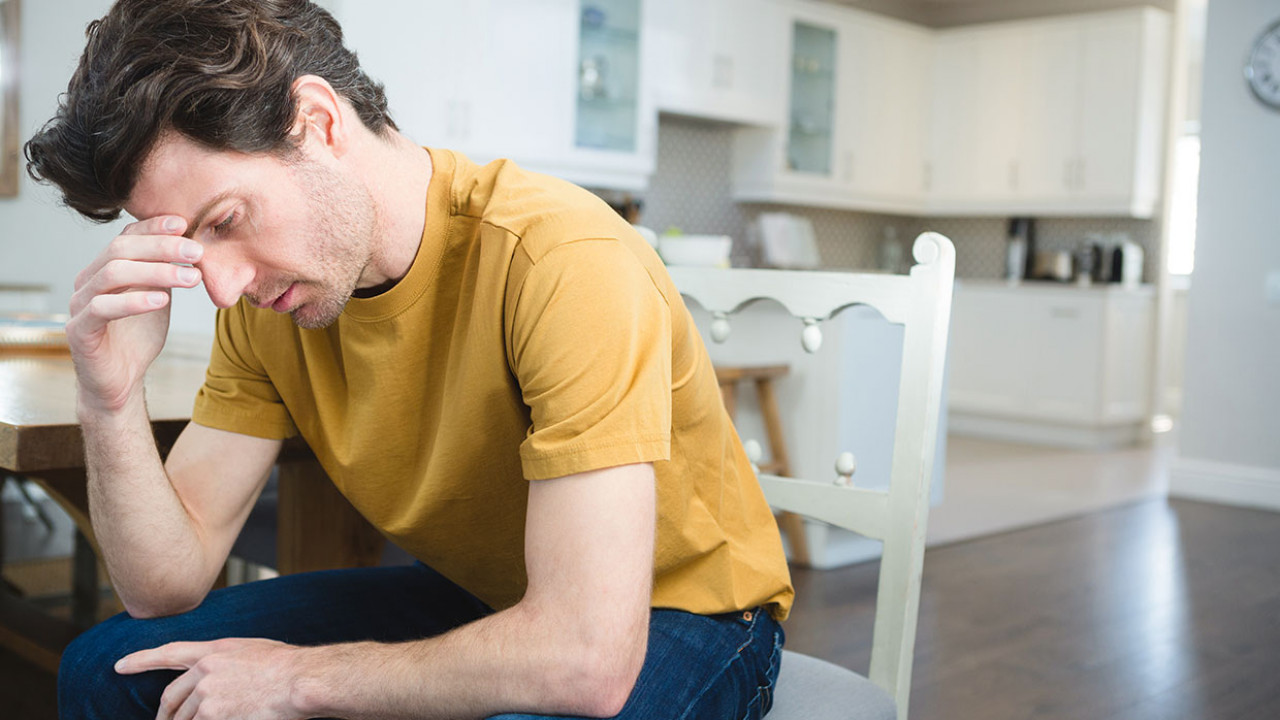 Martwiący się meżczyzna, ilustracja do artykułu o skrótowców YAFUD