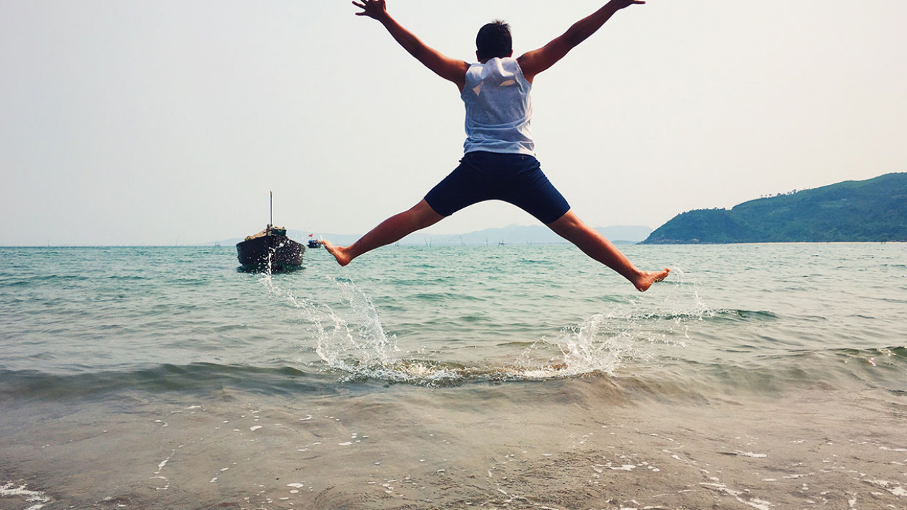 Skaczący na plaży mężczyzna, artykuł do artykułu o YOLO