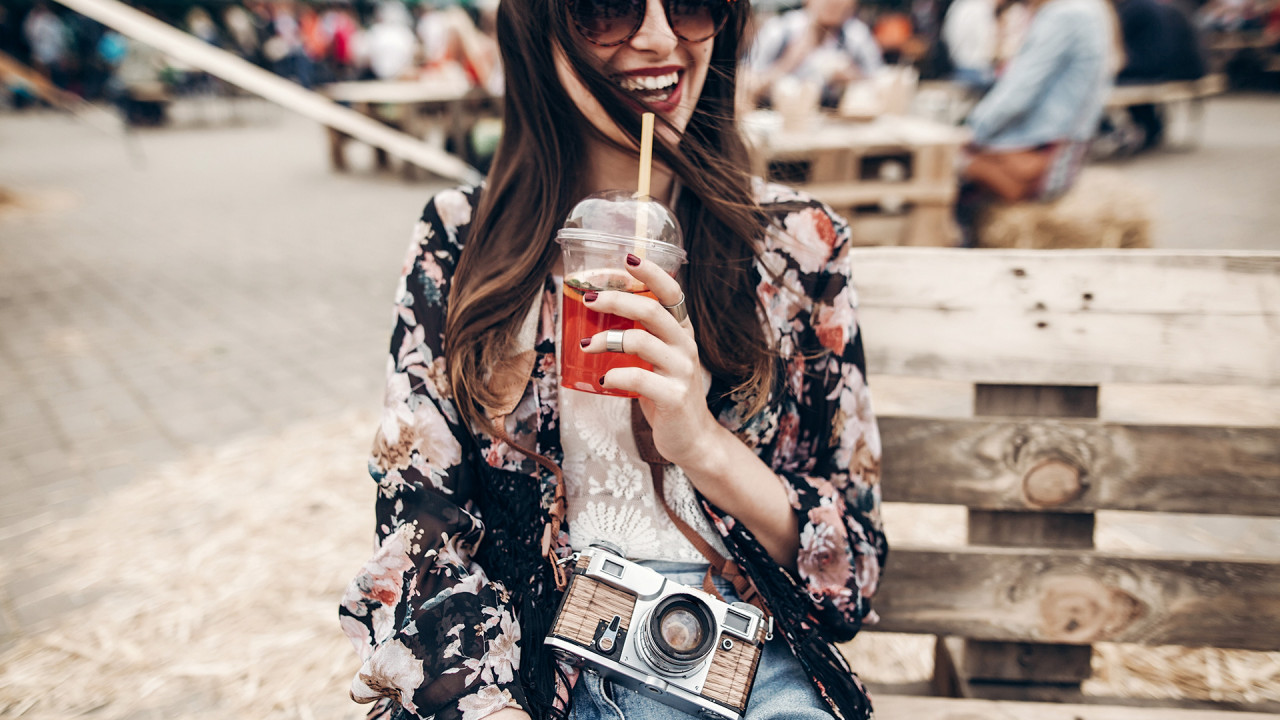 Kobieta z aparatem, ilustracja do artykułu o TBT