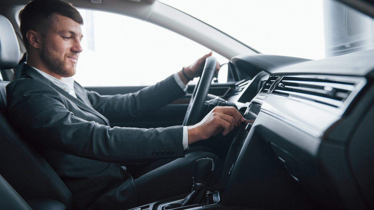 Muzyka w samochodzie, ilustracja do artykułu o słuchaniu głośnej muzyki w aucie