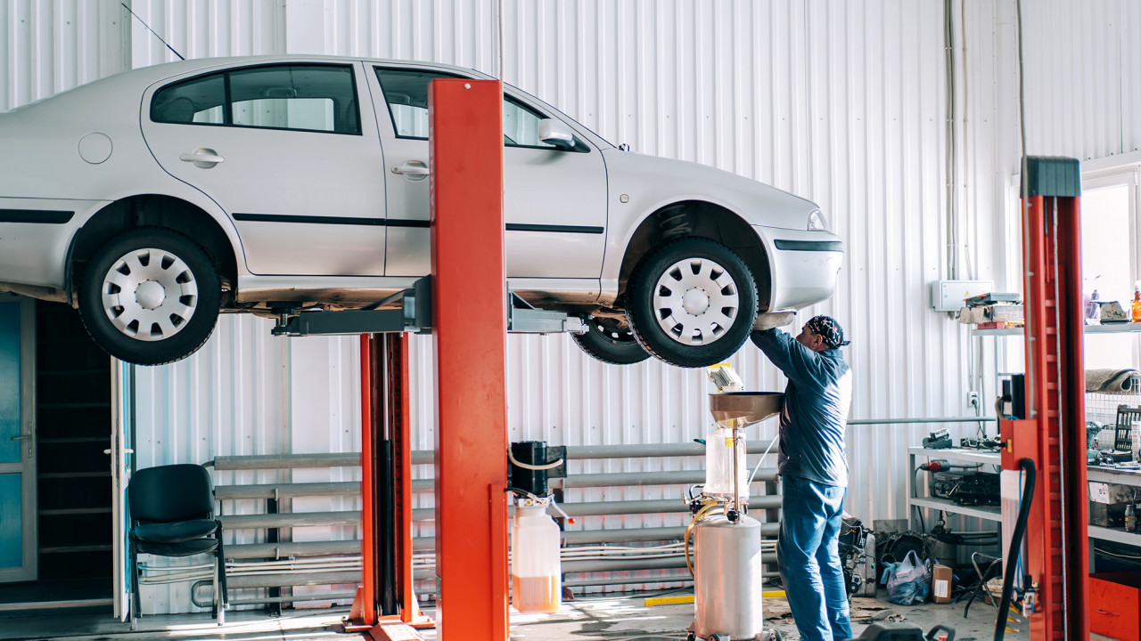 Samochód na podnośniku, ilustracja do artykułu