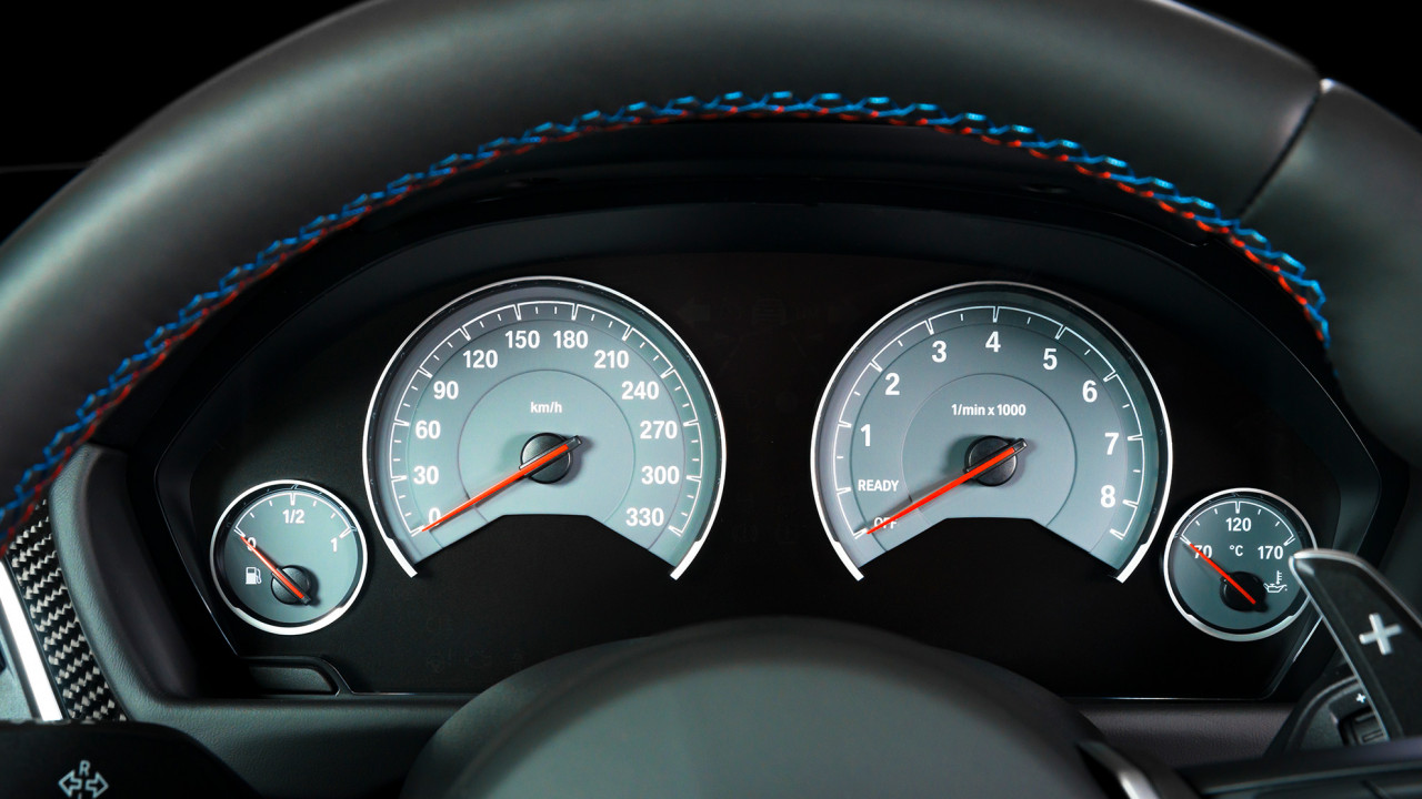 Zegary samochodowe, ilustracja do artykułu o odcinkowym pomiarze prędkości