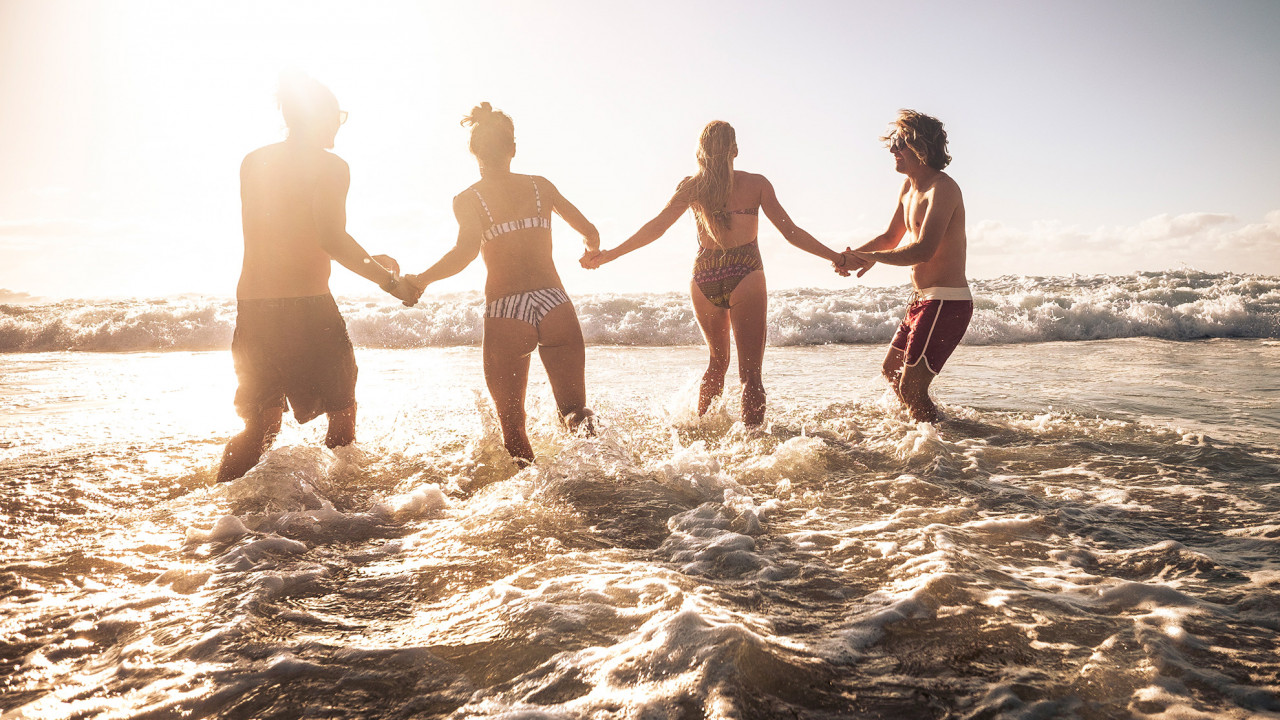 Grupa osób bawiąca się w morzu. ilustracja do artykułu o WAGs