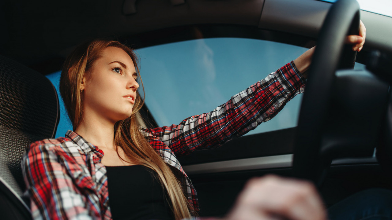 Kobieta prowadzi samochód