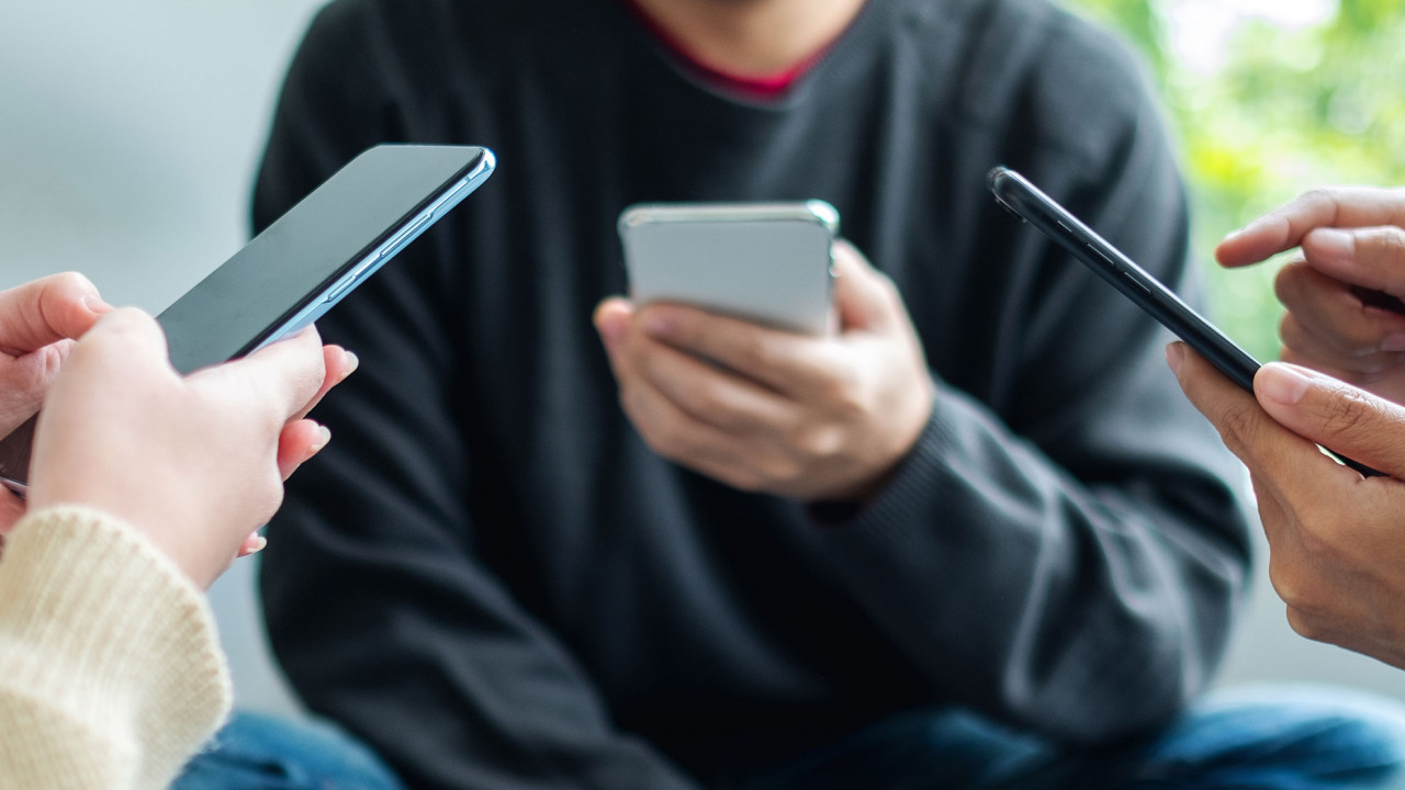 Grupa ludzi korzystająca z telefonów