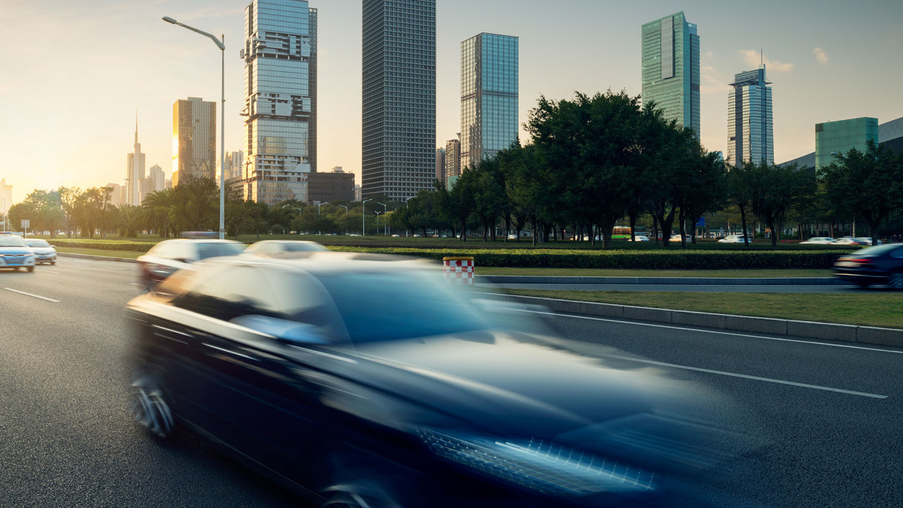 Jadące samochody, ilustracja do artykułu