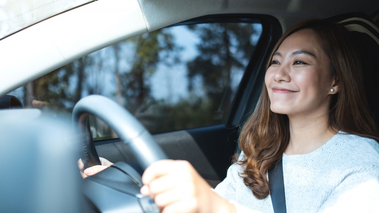 Azjatka prowadząca auto, ilustracja do artykułu