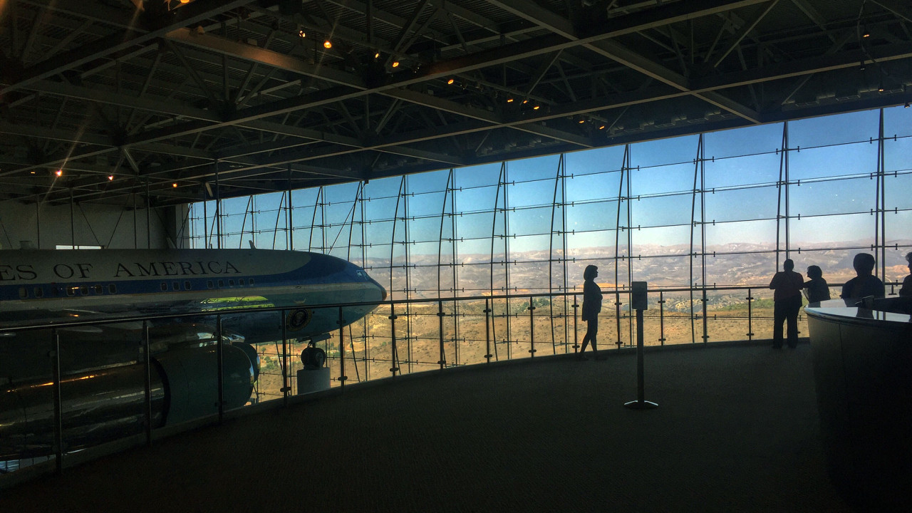Hangar dla Air Force One w Bibliotece Prezydenckiej Ronalda Reagana, ilustracja do artykułu wyjaśniającego skrót AF1