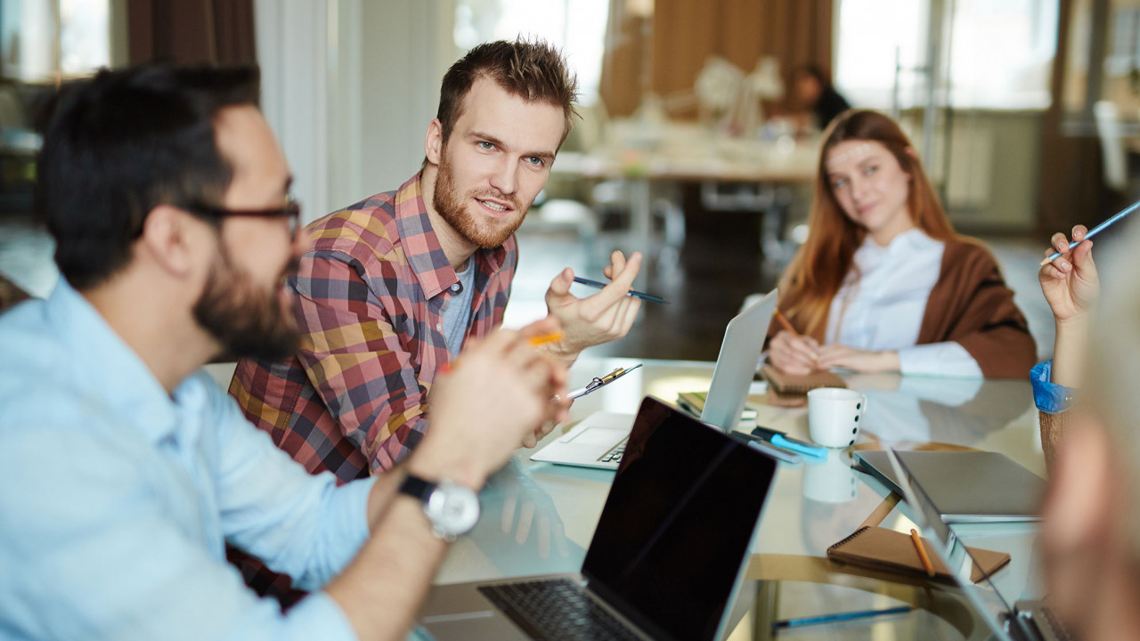 Ludzie rozmawiający w pracy, ilustracja do artykułu o akronimie IMHO