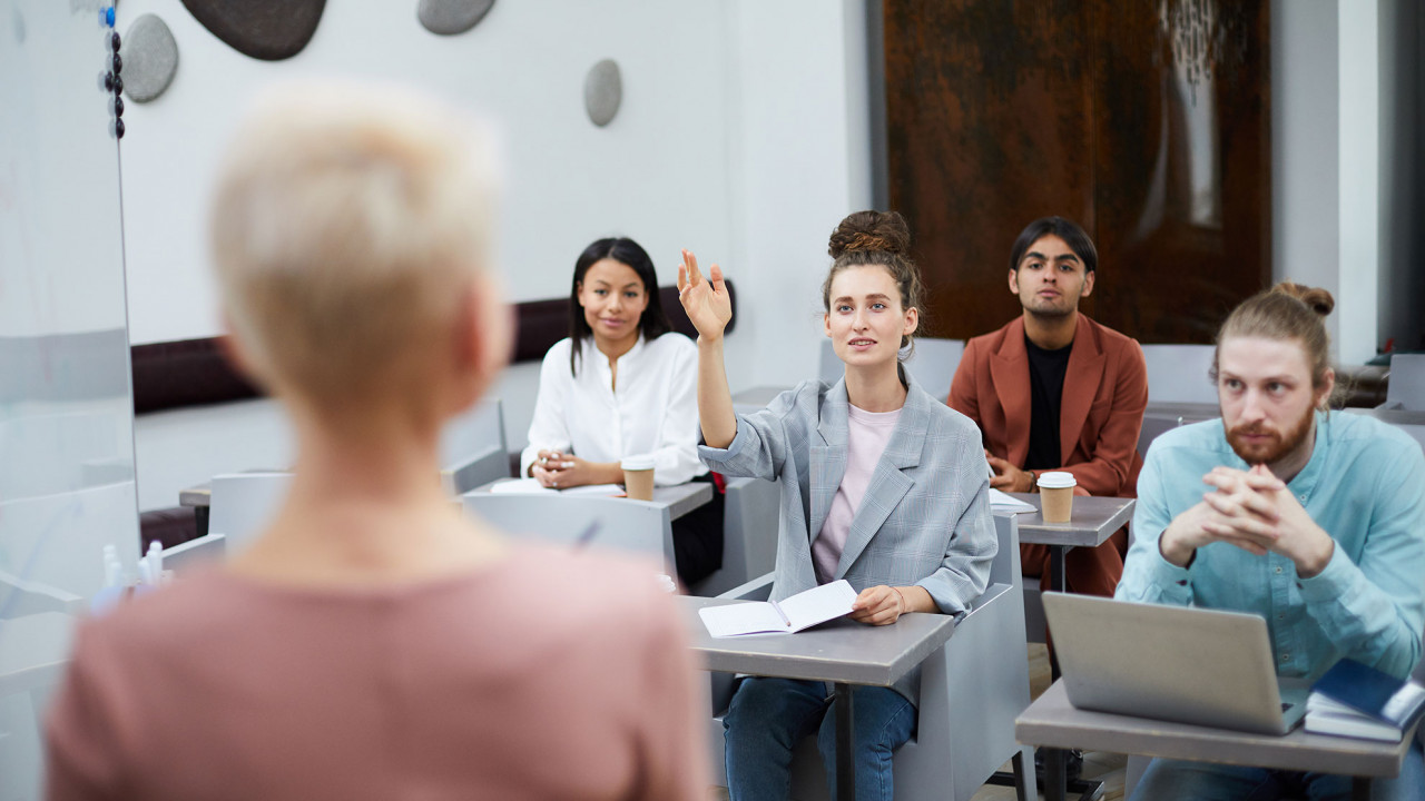 Studentka zadaje pytanie, ilustracja do artykułu o znaczeniu akronimu TBH
