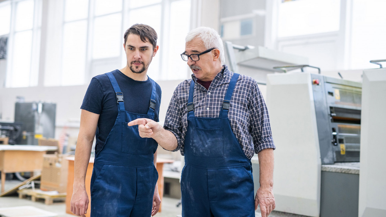 Szef wyznacza zadania, ilustracja do artykułu wyjaśniającego znaczenia angielskiego skrótowca ASAP