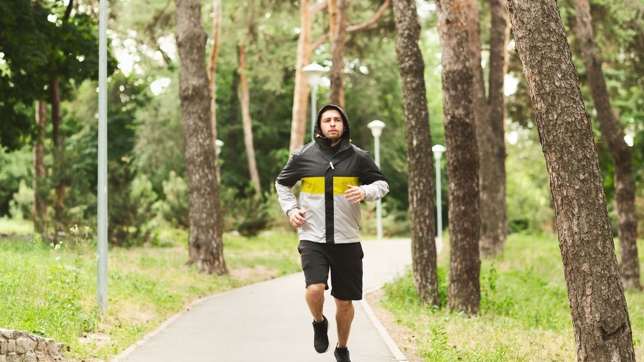 Mężczyzna biegnący w parku, ilustracja do artykułu o odchudzaniu podczas biegani