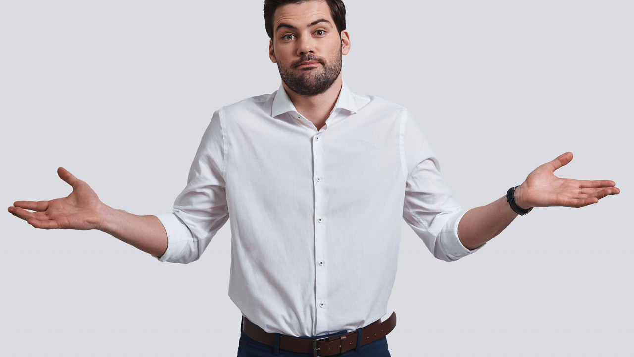 Mężczyzna rozkładający ręce, ilustracja do artykułu tłumaczącego akronim aka.