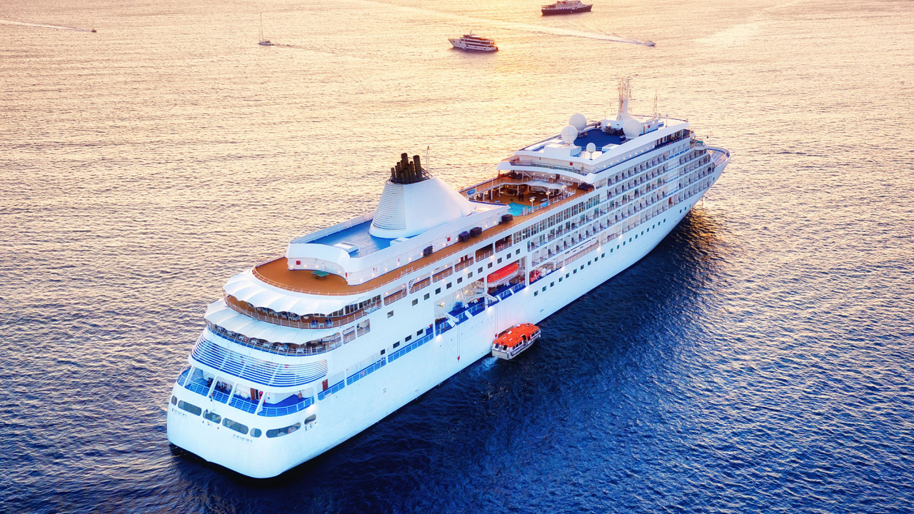 Statek morski, ilustracja do artykułu o sygnałach dźwiękowych.