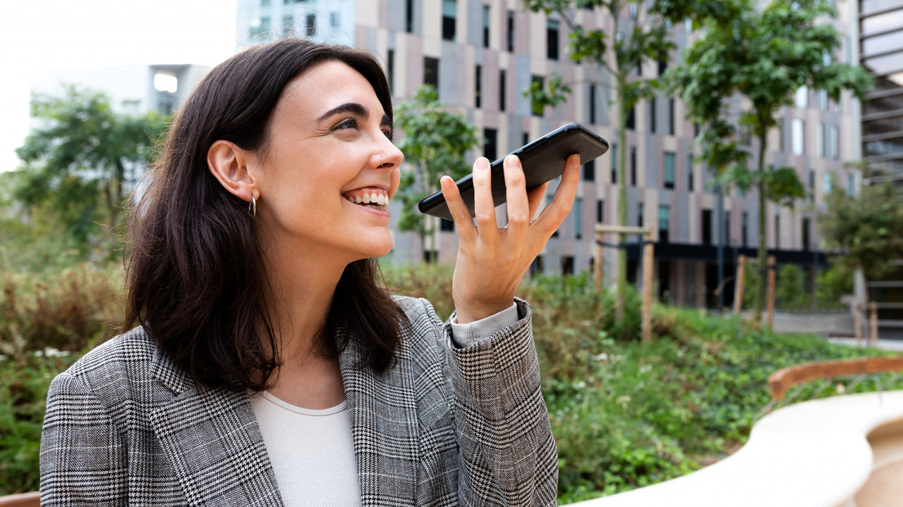 Kobieta nagrywająca głosówkę, ilustracja do artykułu