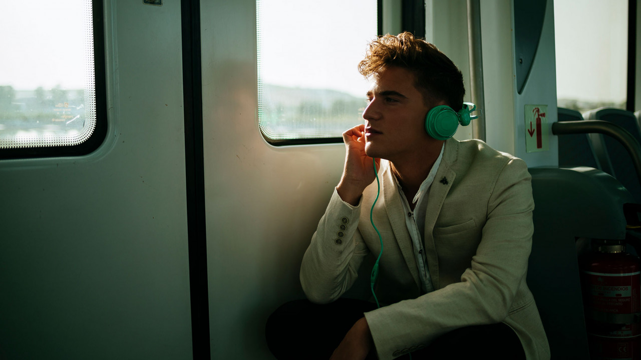 Mężczyzna w pociągu, ilustracja do artykułu