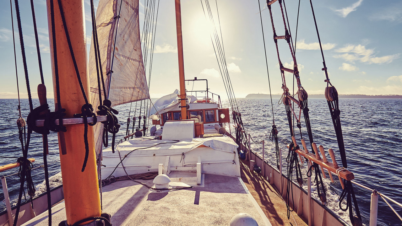 Widok na deck jachtu, ilustracja do artykuły o JSM