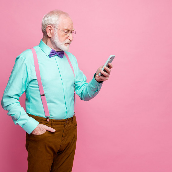 Dziadek czyta SMS-a