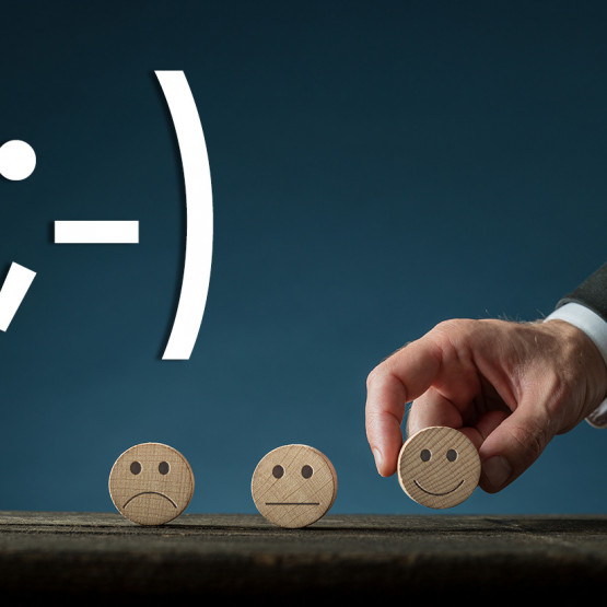 Ilustracja z emotikonami do artykułu o Światowym Dniu Emotikona