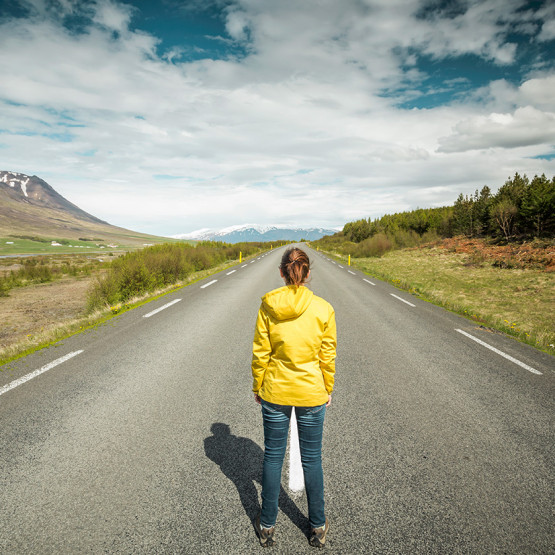 Kobieta na drodze w górach, ilustracja do artykułu o skrócie BTW