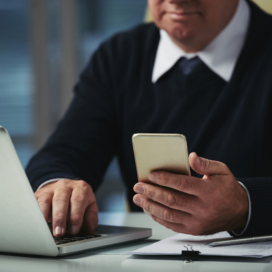 Sprawdzanie wiadomości przez mężczyznę