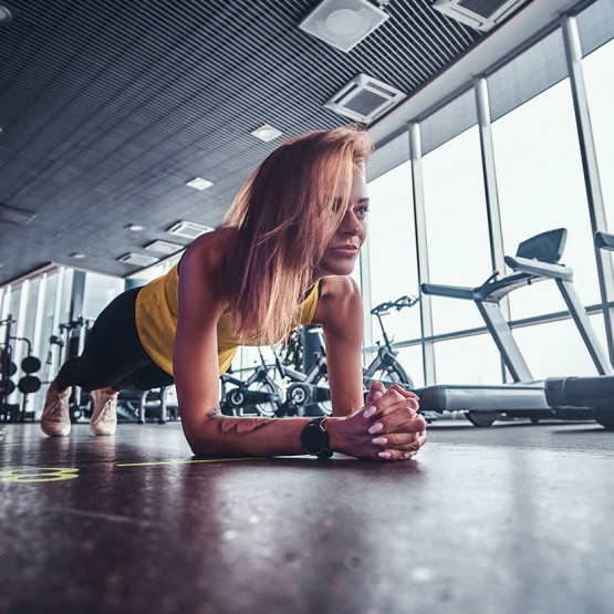 Deska, czyli plank robiony przez kobietę