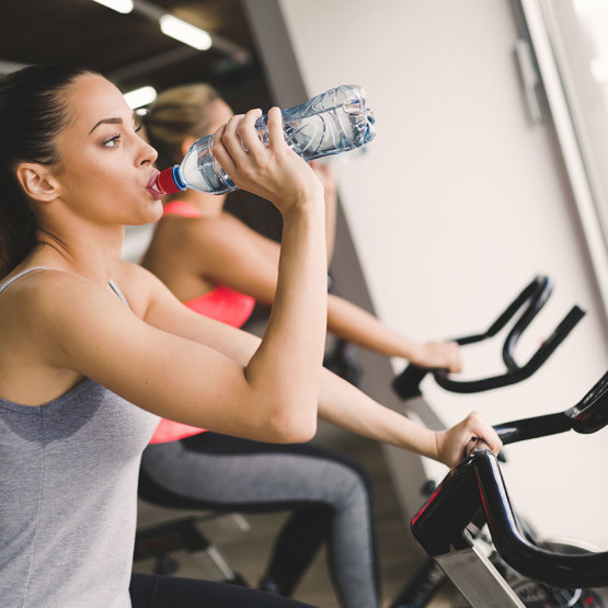 Trening na rowerze stacjonarnym