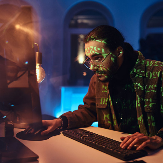 Mężczyzna pracuje przed komputerem