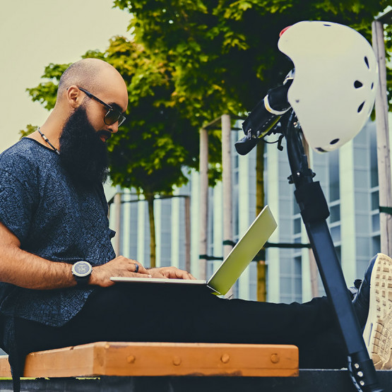 programujący mężczyzna, ilustracja do artykułu o tabelach HTML