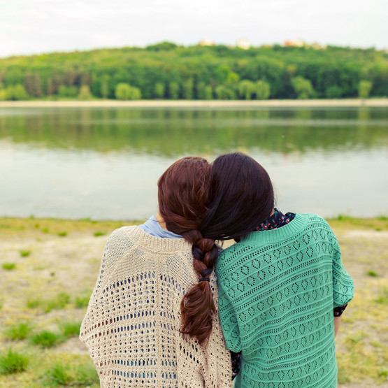 Ilustracja do artykułu o skrótowcu BFF, czyli best friends forever