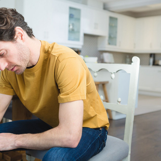 Martwiący się meżczyzna, ilustracja do artykułu o skrótowców YAFUD