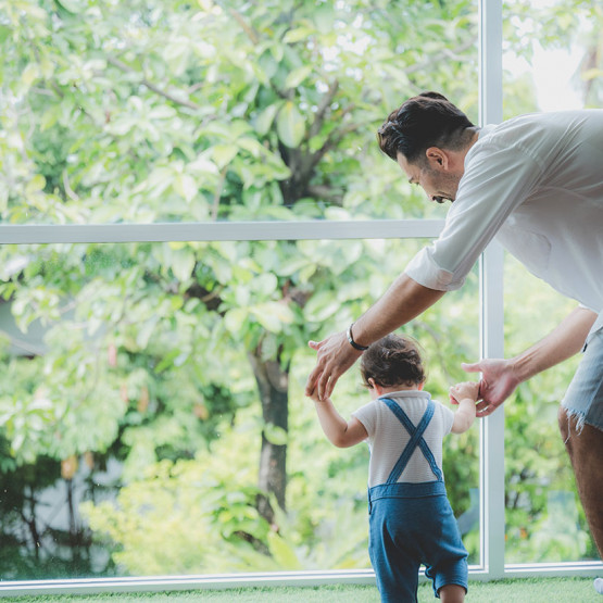 Ojciec z dzieckiem, ilustracja do slangowego określenia ojca jakim jest słowo stary