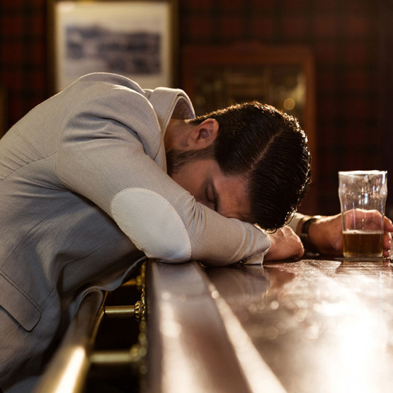 Pijany mężczyzna, ilustracja do artykułu o slangowym użycia wyrażanie w cztery dupy