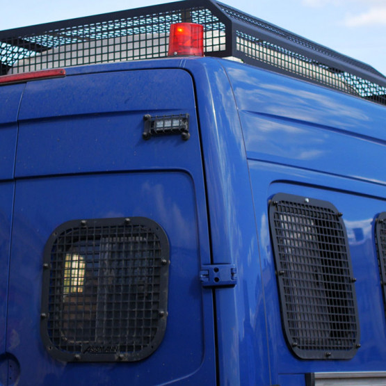 Policyjny bus, ilustracja do artykułu o slangowym użyciu słowa suka.